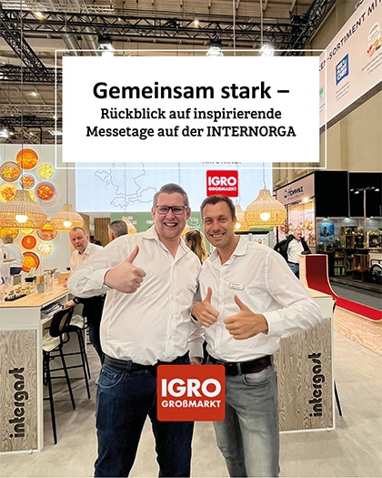 Zwei lachende IGRO-Mitarbeiter mit Daumen hoch am Messestand auf der Internorga