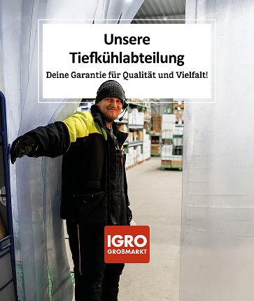 Ein IGRO-Mitarbeiter im Lager vor dem Eingang zur Tiefkühlabteilung. Grafik-Text: Unsere Tiefkühlabteilung – Deine Garantie für Qualität.