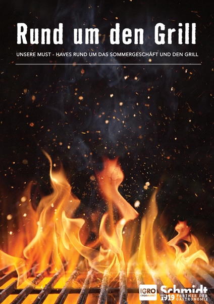 Deckblatt eines Flyers mit dem Titel „Rund um den Grill“. Im Vordergrund lodern helle Flammen über einem Grillrost, darüber steigen Funken und Rauch vor einem dunklen Hintergrund auf. Am unteren Rand befinden sich die Logos von IGRO Großmarkt und Fisch Schmidt.