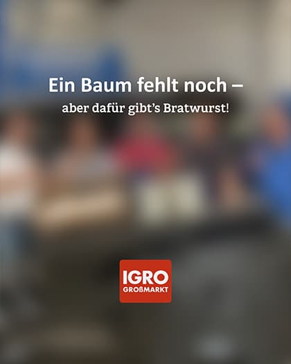 Ankündigungsbild zur Baumpflanz-Challenge mit dem Text 'Ein Baum fehlt noch – aber dafür gibt’s Bratwurst!' und dem IGRO Logo vor verschwommenem Hintergrund.