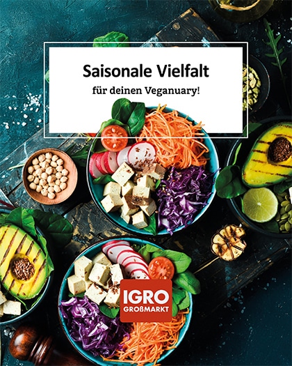 Ein ansprechendes Food-Foto in der Draufsicht auf drei bunte, vegane Power-Bowls mit Tofu, Avocado, Rotkohl und Kichererbsen auf einem dunklen Holztisch. Ein weißes Banner im Bild trägt den Text „Saisonale Vielfalt für deinen Veganuary!“. Unten rechts ist das rote Logo von IGRO Großmarkt.