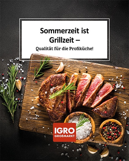 Frisches Steak auf einem Holzbrett mit Gewürzen als Inspiration für perfekte Grillgerichte vom IGRO Großmarkt