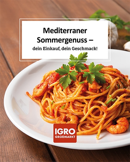 Ein Teller mit Spaghetti, Garnelen und frischer Petersilie auf einem Holztisch. Ein weißes Textbanner darüber lautet: "Mediterraner Sommergenuss – dein Einkauf, dein Geschmack!". Unten rechts befindet sich das rote IGRO Großmarkt Logo. Ein Beispiel für den authentischen Geschmack Italiens.