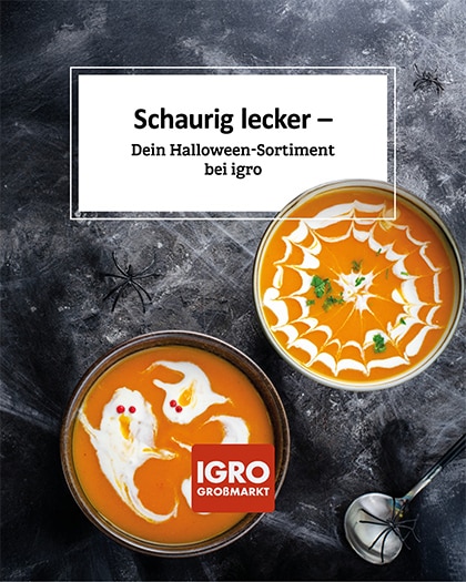 Halloween-Special bei igro: Zwei Schalen schaurig verzierte Kürbissuppe auf einem dunklen Steintisch. Eine Suppe zeigt ein Sahne-Spinnennetz, die andere zwei Sahne-Geister. Das Bild enthält ein Textbanner mit „Schaurig lecker – Dein Halloween-Sortiment bei igro“ sowie das IGRO Großmarkt Logo. Perfekte Inspiration für das Halloween-Special in Gastronomie und Hotellerie.