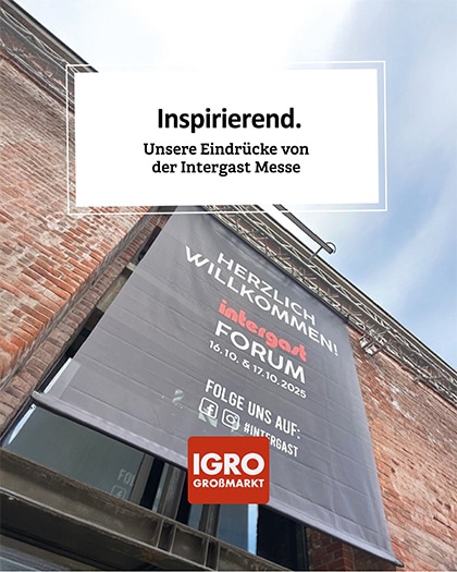 Top-Down-Perspektive an der Backsteinfassade eines Gebäudes bei blauem Himmel. Oben schwebt ein weißes Textfeld mit dem Text: „Inspirierend. Unsere Eindrücke von der Intergast Messe“. Darunter hängt ein langes, schwarzes Banner mit der weißen Aufschrift: „HERZLICH WILLKOMMEN! Intergast FORUM 16.10. & 17.10.2025. FOLGE UNS AUF: [Symbole für Instagram und Facebook] #INTERGAST“. Ganz unten ist das Logo von IGRO GROSSMARKT zu sehen. Eindrücke der igro-Messepräsenz.